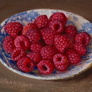 240901-raspberries-on-a-blue-and-white-plate-7x5